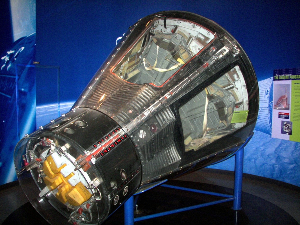 Google gemini 1.5. Джемини космический корабль. Джемини-11 космический аппарат. Космический корабль Джемини 11. Кабина Джемини.
